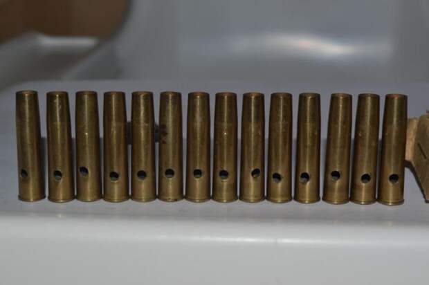 Бывают отверстия заводские, но только в макетах патронов. /Фото: guns.allzip.org.