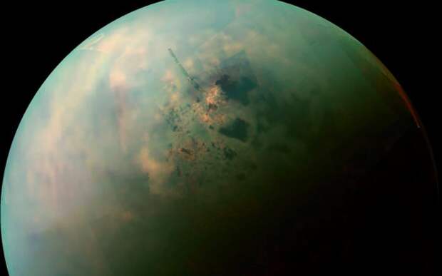 Сюрприз Титана Кроме того, крупнейший спутник Сатурна, Титан, является единственным объектом в Солнечной системе, где озера располагаются на поверхности. Здесь, правда, не может зародиться похожая на нашу жизнь, поскольку озера эти состоят не из воды, а из жидкого титана. Тем не менее, в начале этого года ученые Корнельского Исследовательского центра доказали, что жизнь может существовать и на метановой, бескислородной основе.