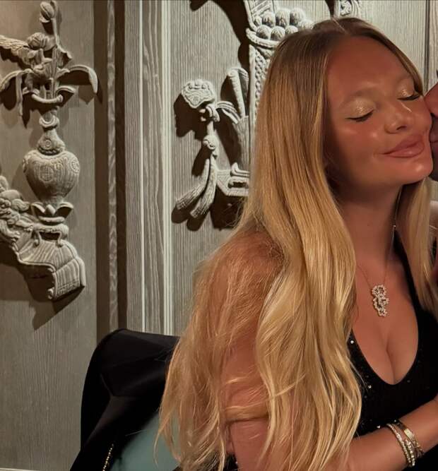 Дочь Пескова опубликовала фото с целующим ее мужчиной на отдыхе в Абу-Даби