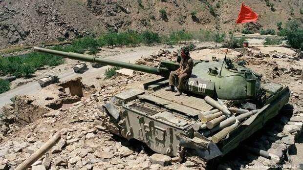 Подбитый советский танк Т-64 в Афганистане, 1989 год