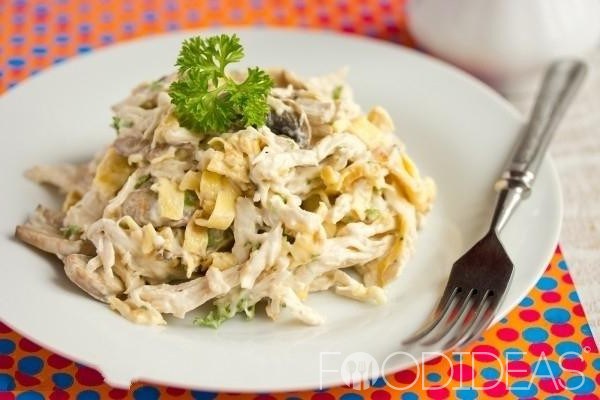 Блинный салат с копченой курицей