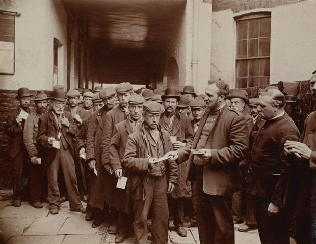 Лондон, 1902 год. Бедняки ждут возможности отоварить воскресные талоны Армии Спасения на бесплатный завтрак джек лондон, история, фото