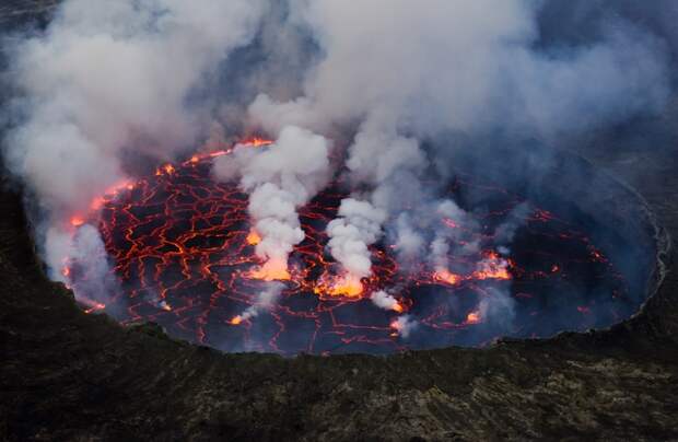 Найрагонго Гора Найрагонго является не только крупнейшим действующим вулканом на африканском континенте, но это также единственный вулкан с кипящим озером лавы, расположенным внутри кратера. У людей, живущих в непосредственной близи от Найрагонго, есть множество причин для беспокойства: во время последнего извержения, произошедшего в 2002 году, потоки лавы уничтожили почти половину города, расположенного неподалеку. Кроме того, геологи, изучившие данные касательно его извержений, полагают, что он собирается взорваться в самом ближайшем будущем.