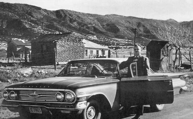 На фото: помощник военно-воздушного атташе Советского Союза Иван Лезжов в поездке по стране. США. Штат Невада. 1959 год.