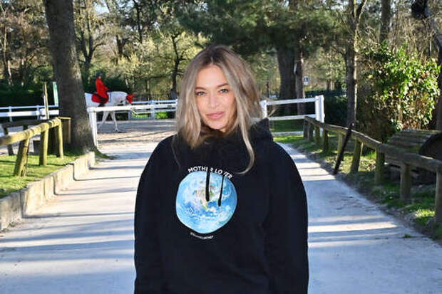 Певицу Веру Брежневу осудили за выход в худи и брюках на показе в Париже