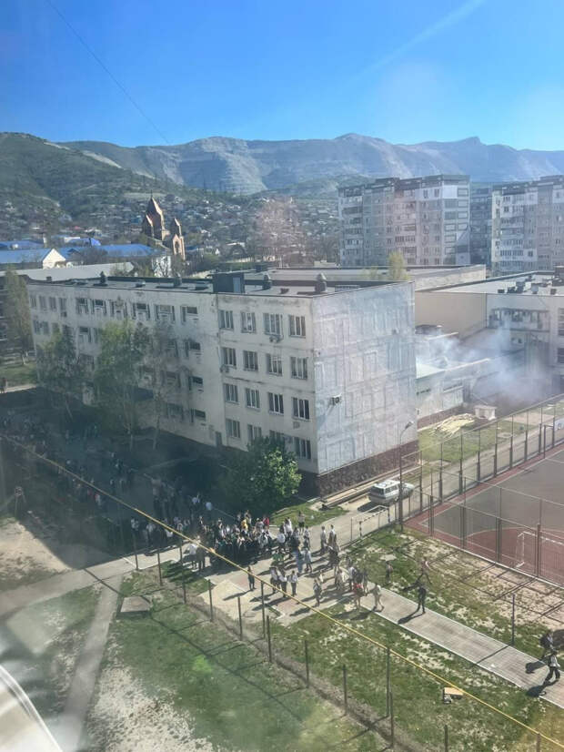 В Новороссийске горела школьная столовая: детей и учителей эвакуировали