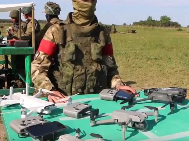 Дроны лежат на столе Дроны лежат на столе