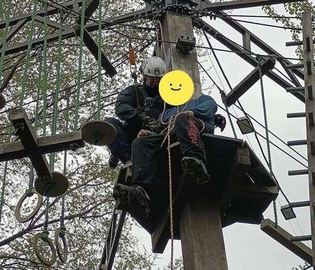 В Астрахани мальчик застрял на канатном аттракционе и вызвал спасателей