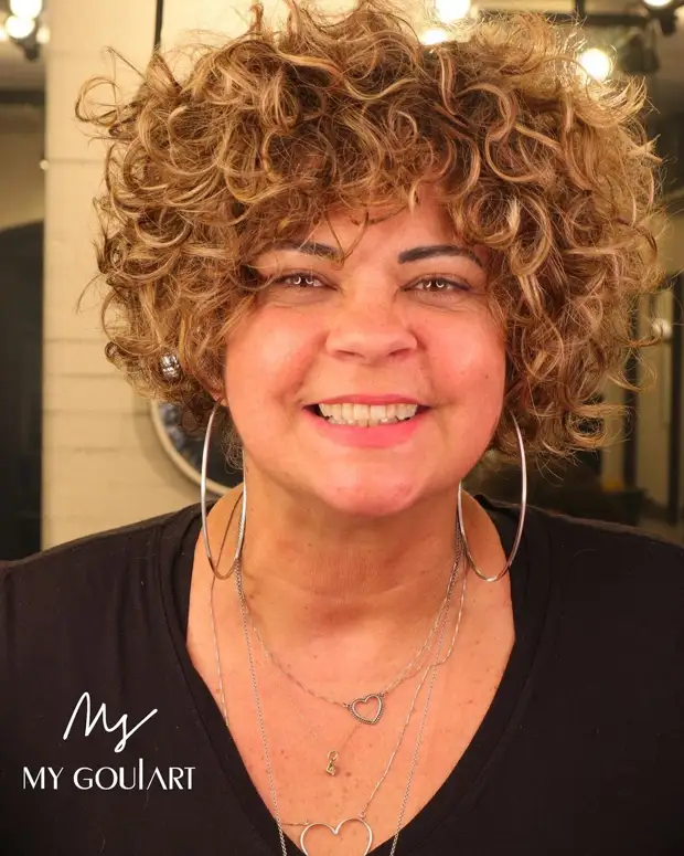 15 стрижек для дам старше 40 лет на волнистые волосы и вьющиеся волосы 2021