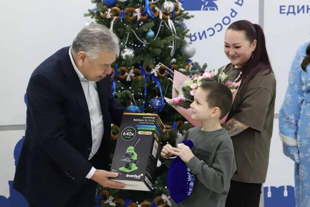 Николай Воробьев продолжает поздравлять маленьких туляков с Новым годом