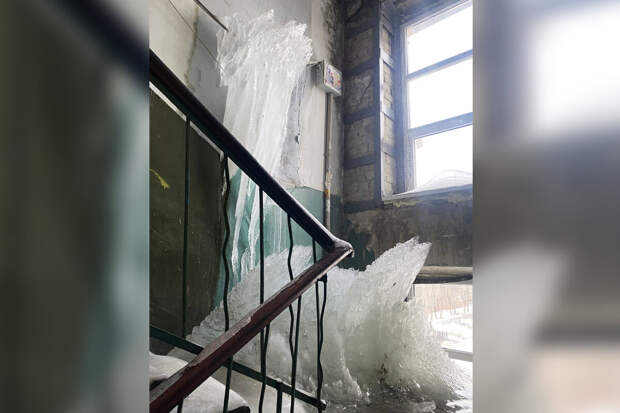 В Саратове жители показали ледяные глыбы, выросшие в подъезде