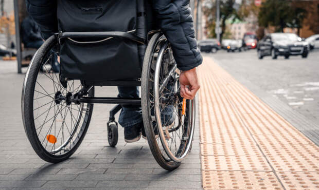 В Лабытнанги инвалид-колясочник через прокуратуру добился установки пандуса