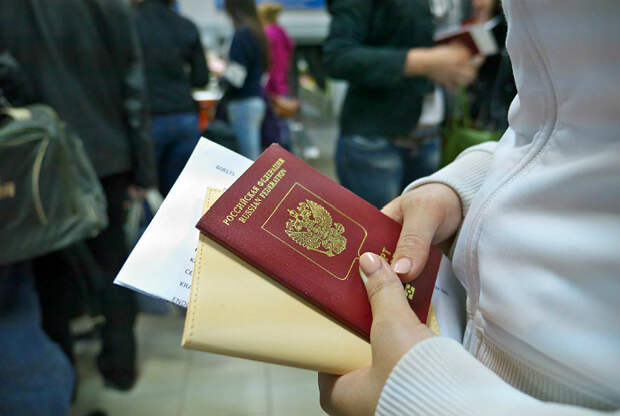 Давать работнику таможни паспорт в обложке. | Фото: Интерфакс.