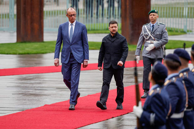 Зеленского раскритиковали за внешний вид на международных встречах