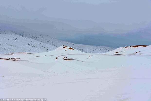 Айн-Сефра, который еще известен как "Ворота пустыни", окружен горной системой Атлас, но снега тут не бывает  аномалия, сахара, снег
