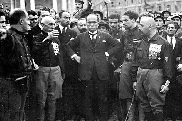 Бенито Муссолини со сторонниками в Риме в 1922 году
