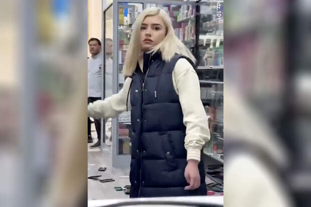 В Лондоне девушка оскорбила продавца по расовому признаку и разгромила магазин