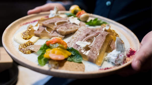 Плотный, но не жесткий: россиянам раскрыли секреты идеального холодца на Новый год