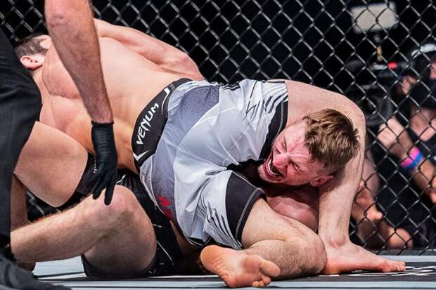 Россиянин Махачев победил Хукера в первом раунде на UFC 267