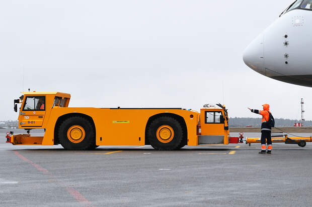 Тягач врезался в бизнес-джет в российском аэропорту и едва не сорвал матч хоккейного клуба