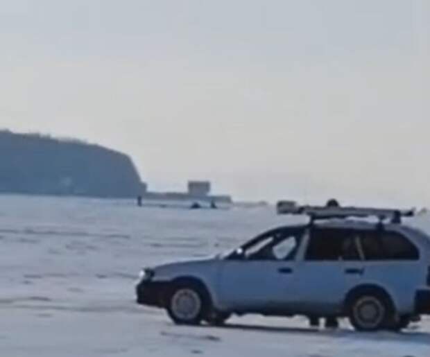 Приморские рыбаки продолжают топить свои машины ради умозрительного улова