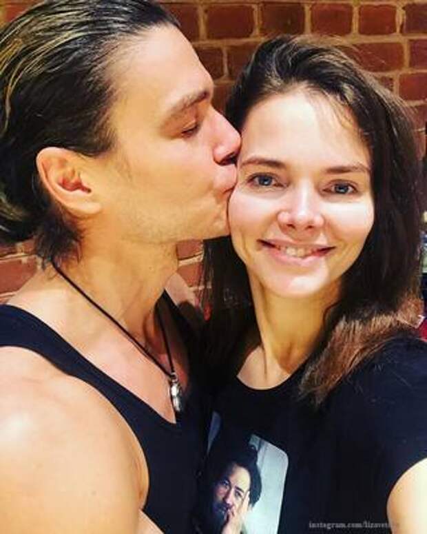 Елизавета Боярская в чувственном образе и с бокалом вина высказалась об уходящем годе