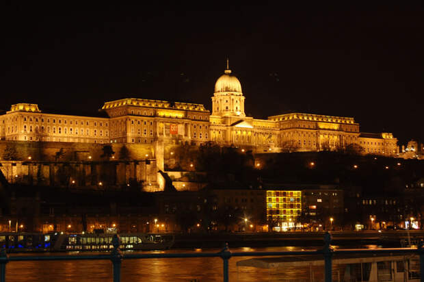 Будапешт, отель Buda Castle ночью