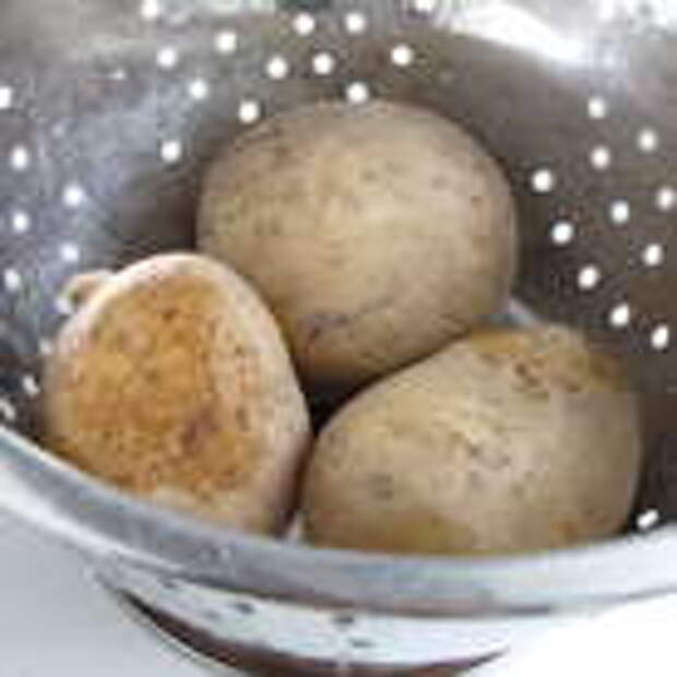 Отварить картофель "в мундире". Охладить. 
