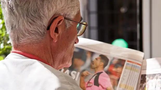 Врач рассказала, как остановить поседение волос