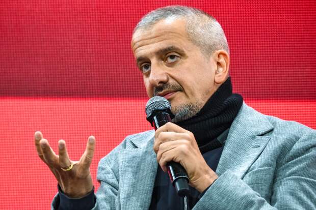 «От сердца желаю удачи и терпения». Богомолов после скандала покидает Школу-студию МХАТ. Он занимал пост ректора всего 20 дней