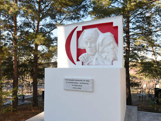 В Барнауле обновили мемориал с именами 415 солдат, умерших от ран в годы ВОВ / Фото: barnaul.org