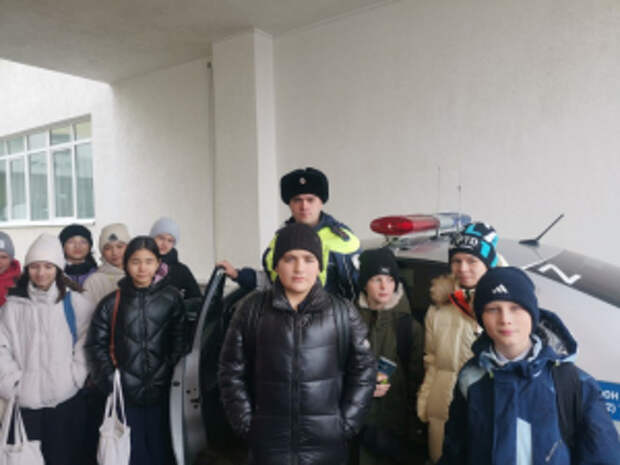 В Оренбургской области госавтоинспекторы провели занятие с учащимися полицейского класса