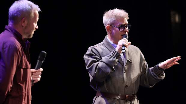 Певец Митя Фомин в костюме с ремнем появился на премии