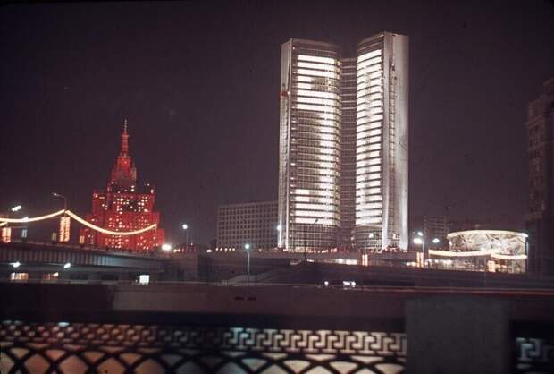 50 лет Октябрьской революции. Здание СЭВ. Виктор Горкин, ноябрь 1967 года, г. Москва