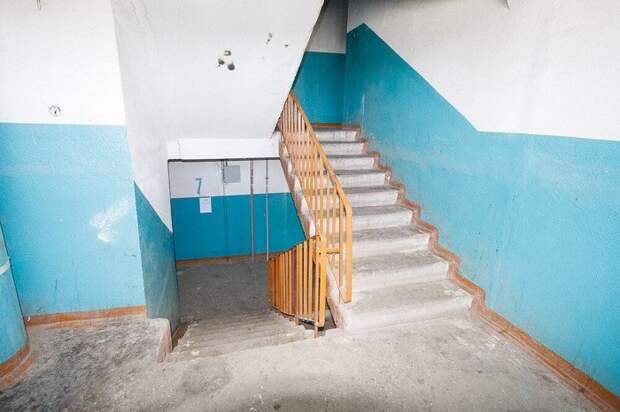 Верхнюю часть стены белили, а нижнюю красили в голубой цвет. / Фото: shtory-deco.ru