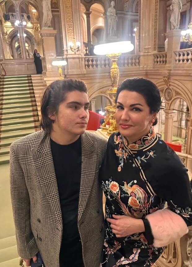 Анна Нетребко показала фото со своим повзрослевшим особенным сыном