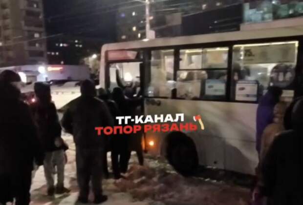 Маршрутка столкнулась с «Газелью» на Северной окружной в Рязани