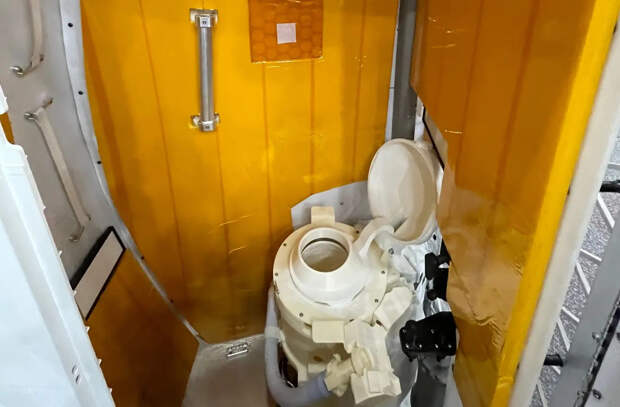 Сразу после старта «Артемиды‑2» на Orion вышел из строя туалет — как экипаж справился