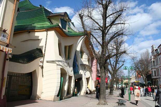 Кривой домик отделан камнем