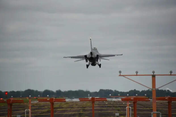 Показаны кадры аварийной посадки истребителя F-16 ВВС Чили