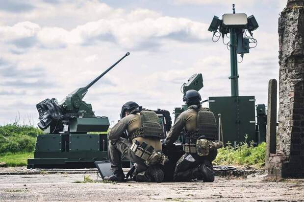 Комплекс «Terrahawk Paladin» и операторы с пультом