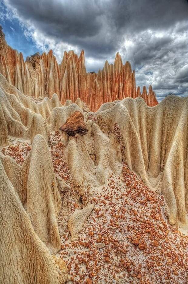 singy Rouge - это каменная форма красного латерита, образовавшаяся в результате эрозии реки Иродо в районе Дианы на севере Мадагаскара земля, красота, невероятное, пейзажи, природа, фантастика, фотомир