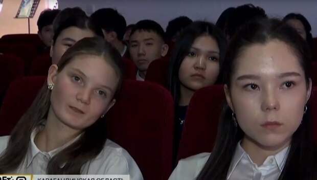 Ученики карагандинской школы сортируют мусор и создают арт-объекты из вторсырья