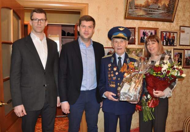 Ветеран из Печатников Алексей Трофимов награжден юбилейной медалью. Фото предоставлено управой