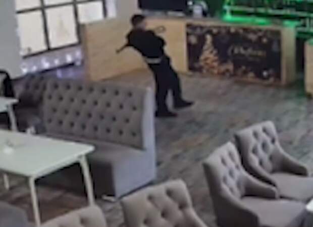 Пьяный мужчина в Мариуполе открыл огонь в кафе и бросил гранату в силовиков