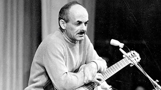 Неизвестная девушка потребовала признать ее родство с Булатом Окуджавой