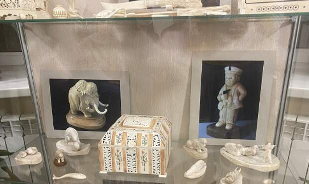 В Архангельске открылась выставка памяти мастера косторезного дела Андрея Копылова