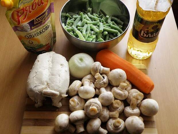 ингредиенты для салата - продукты с которыми будем работать. пошаговое фото этапа приготовления салата с грибами и курицей