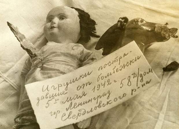 Игрушки воспитанников детского дома № 58, пострадавшие от бомбежек и артобстрелов. Ленинград. Игрушки воспитанников детского дома № 58, пострадавшие от бомбежек и артобстрелов. Ленинград.