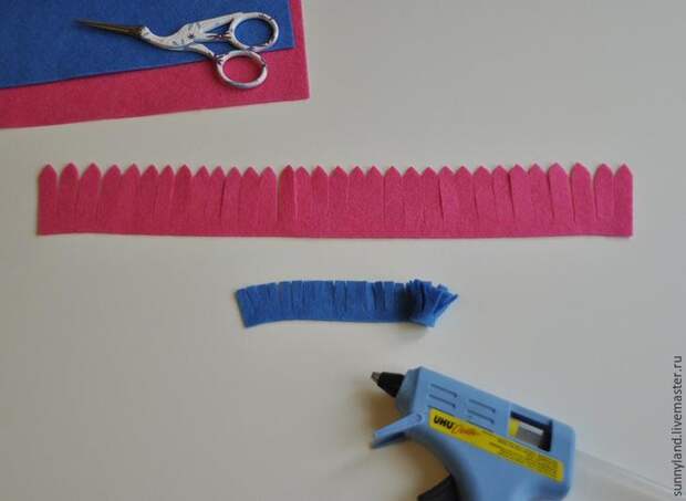 Делаем цветы из фетра для декоративной цифры